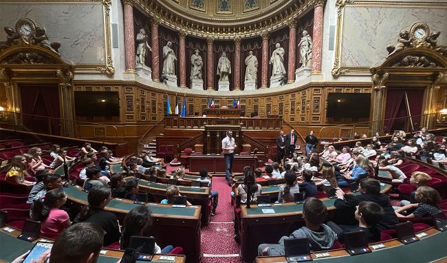 Classe de CM1 et CM2 visite au Sénat dans l'Hémicycle