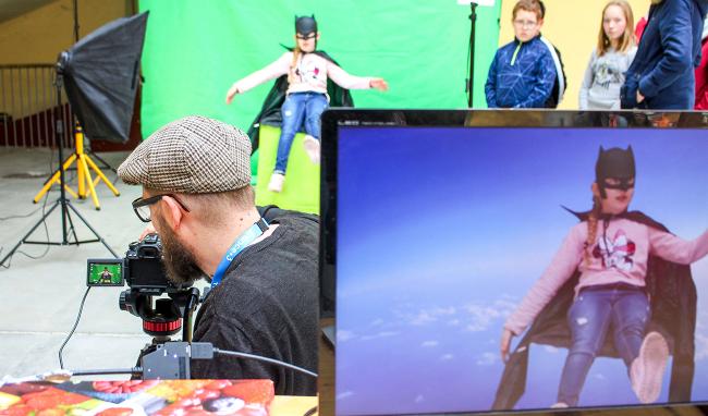 Démonstration d'incrustation d'un enfant sur fond vert