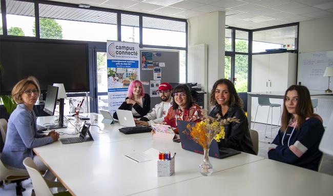 Un groupe d'étudiant du campus