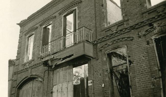 Maison détruite au cours de combats du 20 mai 1940 dans l’actuelle rue Charles de Gaulle à Wassigny ©Arch. dép. Aisne 2 Fi 1038