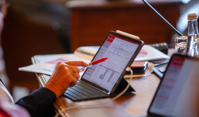 Document administratif affiché sur une tablette lors d'une réunion du Conseil départemental de l'Aisne.