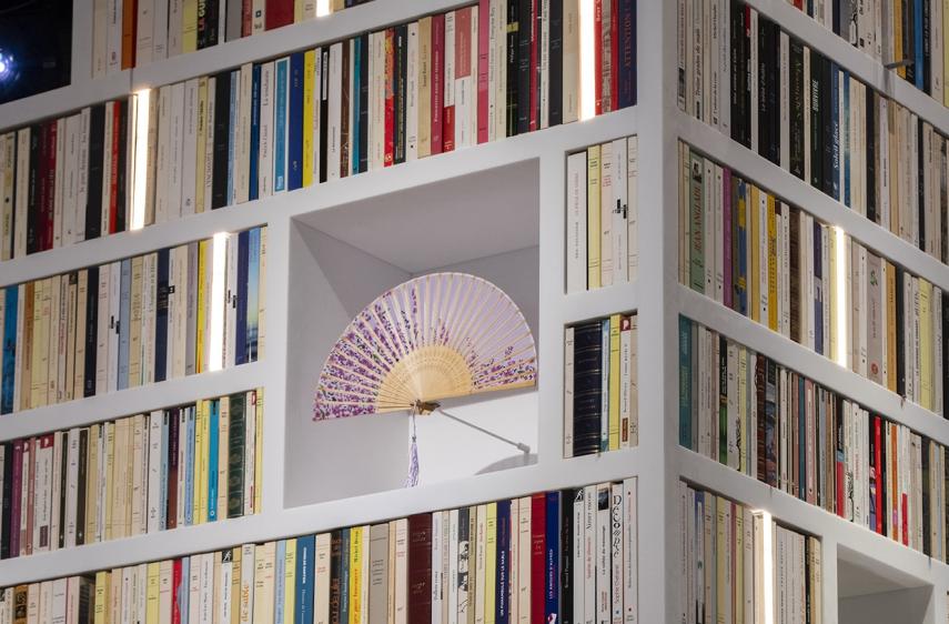 Bibliothèque magique dans le parcours de visite
