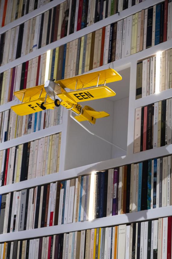 Bibliothèque magique dans le parcours de visite