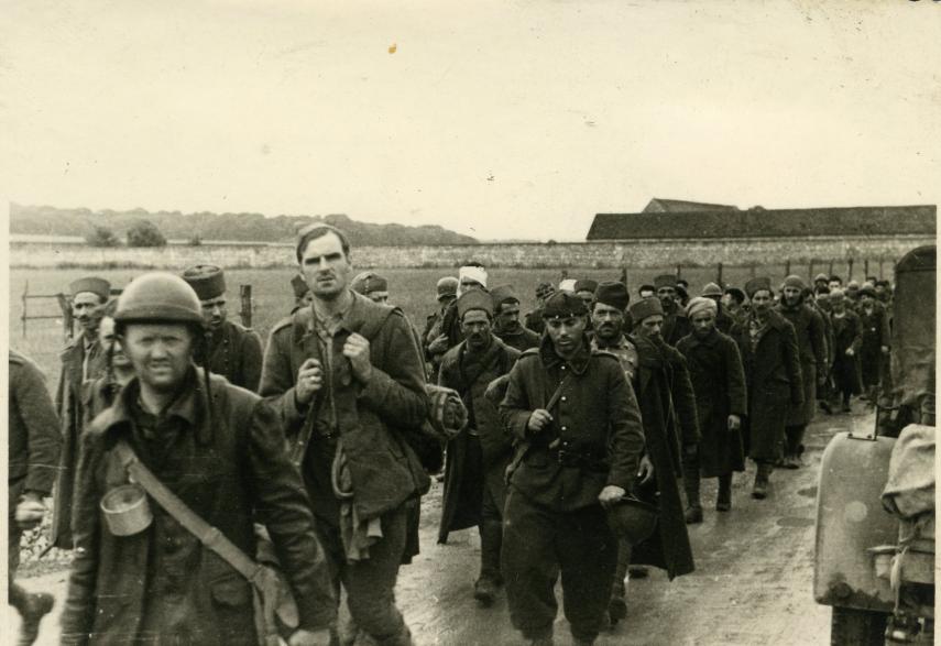 Passage des troupes allemandes sur un pont provisoire, 1940. Aisne