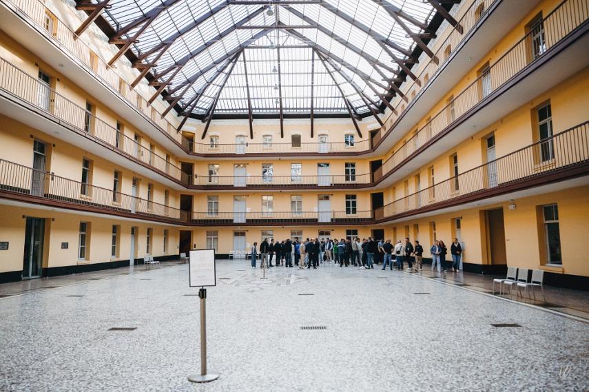 Visitez le pavillon central pour résoudre l'enquête