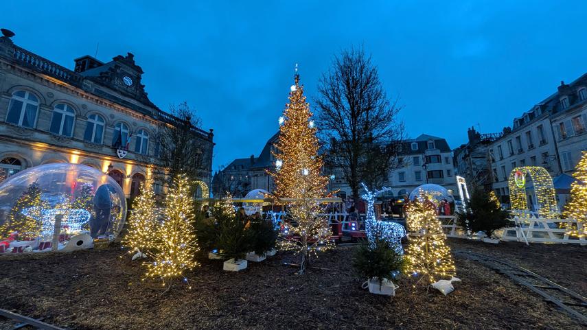 Village de Noël animations place HDV 2025 < Laon < Aisne < Picardie