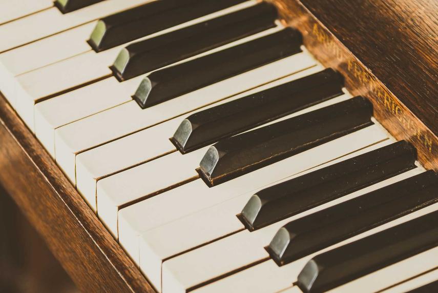 old-vintage-piano-keys