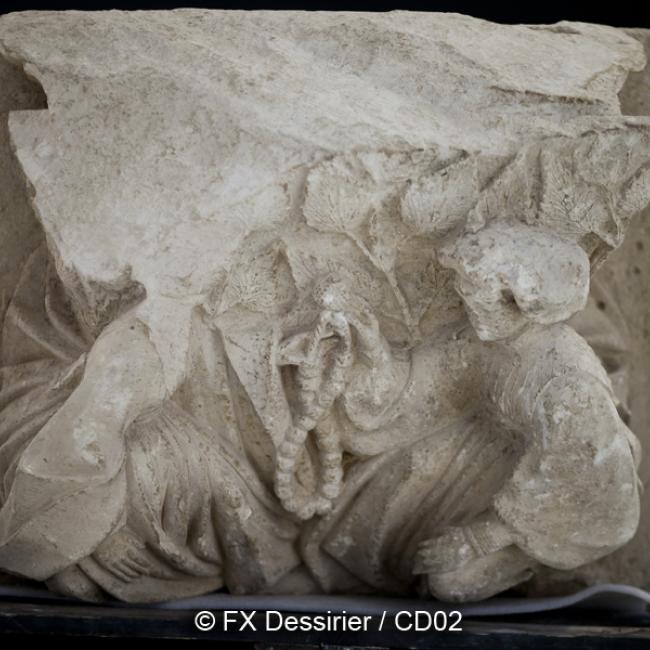 Culot sculpté du 13eme siecle trouvé à La Ferté-Milon