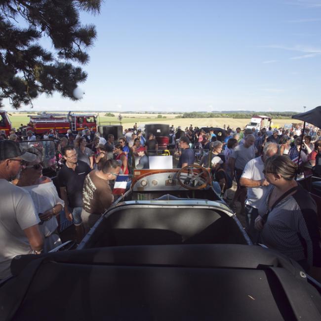 Le public se presse autour des voitures anciennes