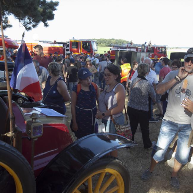 Le public se presse autour des voitures anciennes