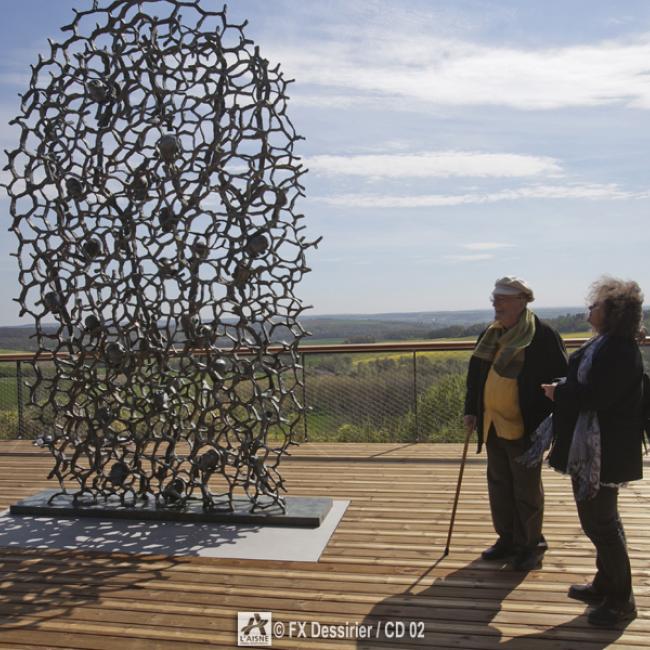Installation du monument d'Haïm Kern à La Caverne du Dragon