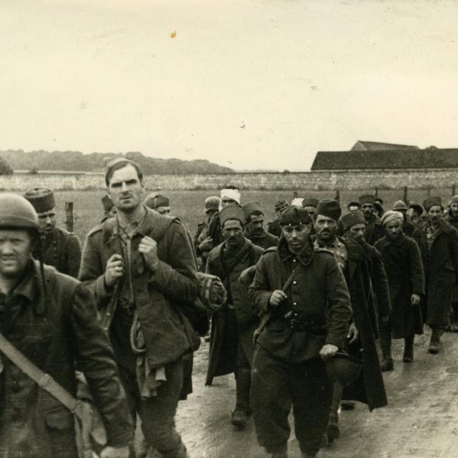 Colonne de prisonniers de guerre français vers Saint-Quentin en mai-juin 1940.