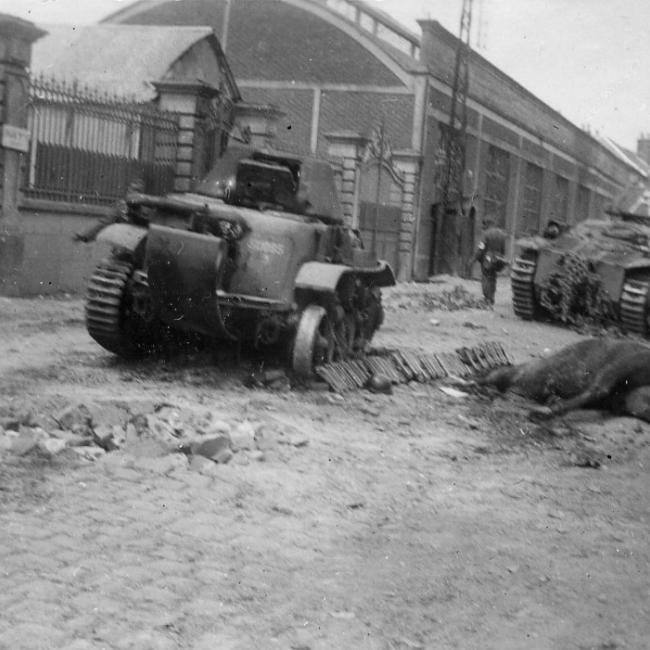 Crécy-sur-Serre 23, Chars R35 et D2 de la IVe division cuirassée détruit devant le pont de Crécy-sur-Serre le 19 mai 1940.