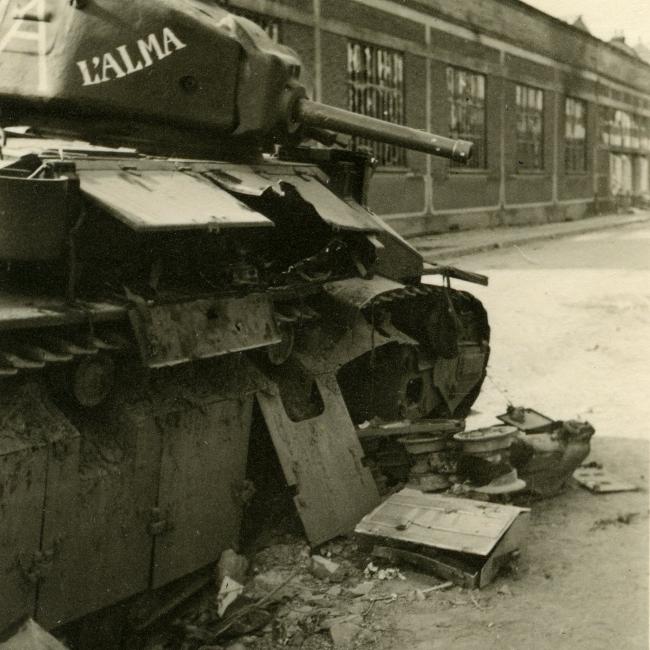 Char D2 « L’Alma » du 19e bataillon de chars de combats (BCC), détruit le 19 mai 1940 à Crécy-sur-Serre (photographie prise le 21 mai