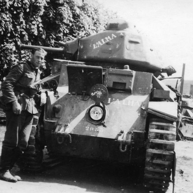 Soldat de la Wehrmacht posant devant le char D2 « L’Alma » du 19e bataillon de chars de combats (BCC) détruits à l’entrée de Crécy-sur-Serre le 19 mai 1940