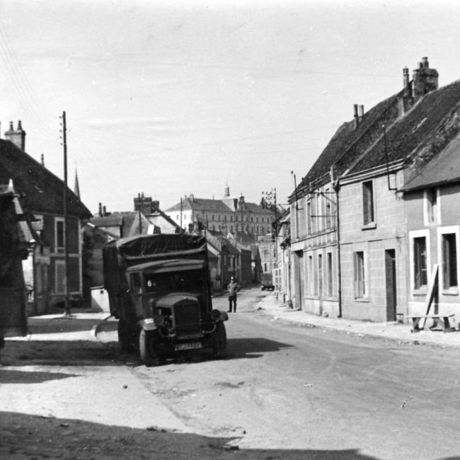 Camions allemands garés dans une rue de Saint-Erme