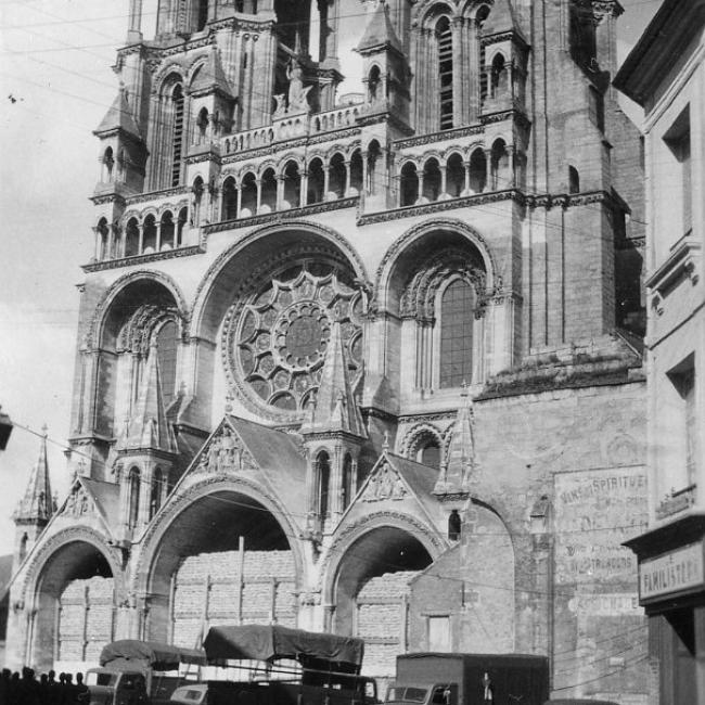 Véhicules allemands garés devant la Cathédrale de Laon