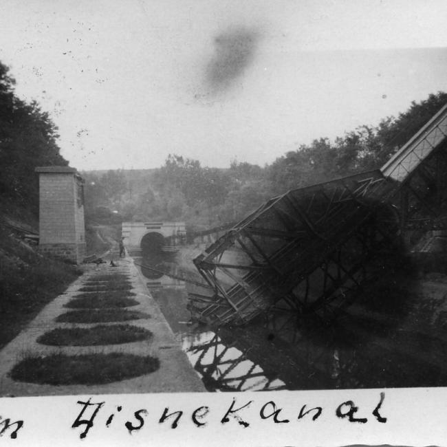 Pont effondré sur le canal de l’Oise à l’Aisne. A l’arrière-plan, l’entrée du tunnel de Braye-en-Laonnois.
