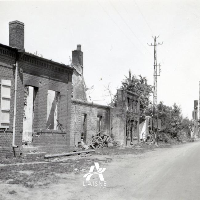 Une rue de Brunehamel encore marquée par les combats et les bombardements, mai 1940. © Arch. dép. Aisne, 2 Fi 961