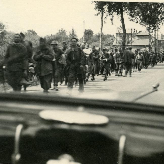 Convoi de prisonniers de guerre français sur la route de Guise à Hirson en mai 1940. © Arch. dép. Aisne 2 Fi 353