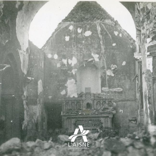 L’église de Mondrepuis ruinée par les combats. © Arch. dép. Aisne 2 Fi 1088