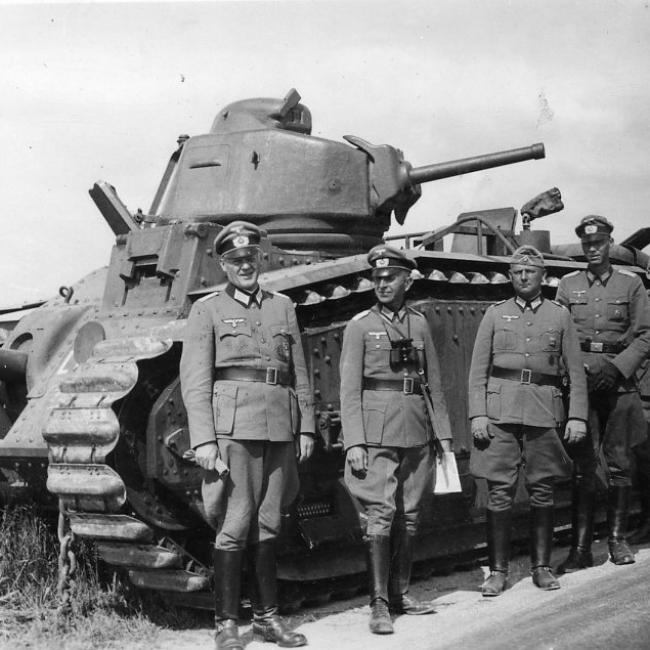 Groupe d'officiers allemands posant devant le char B1 bis « Lyautey » du 46e BCC, abandonné à la suite d’une panne d'essence à Bucy-lès-Pierrepont le 17 mai 1940. ©Arch. dép. de l’Aisne, 2 Fi 1.