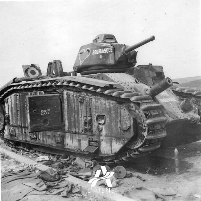Char B1 bis « Bourrasque » du 15e bataillon de chars de combats (BCC), immobilisé dans les environs de Mortiers le 17 mai 1940. © Arch. dép. de l’Aisne, 2 Fi 2.