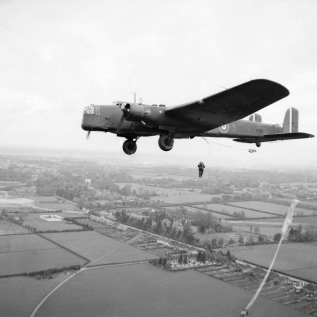 Bombardier Whitley lors d’un exercice de parachutage le 21 mai 1941. © IWM