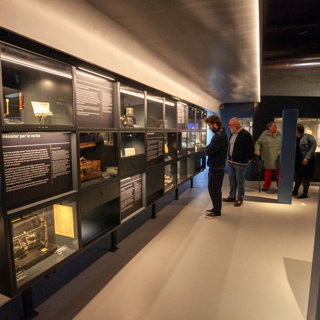 premiers visiteurs au musee 
